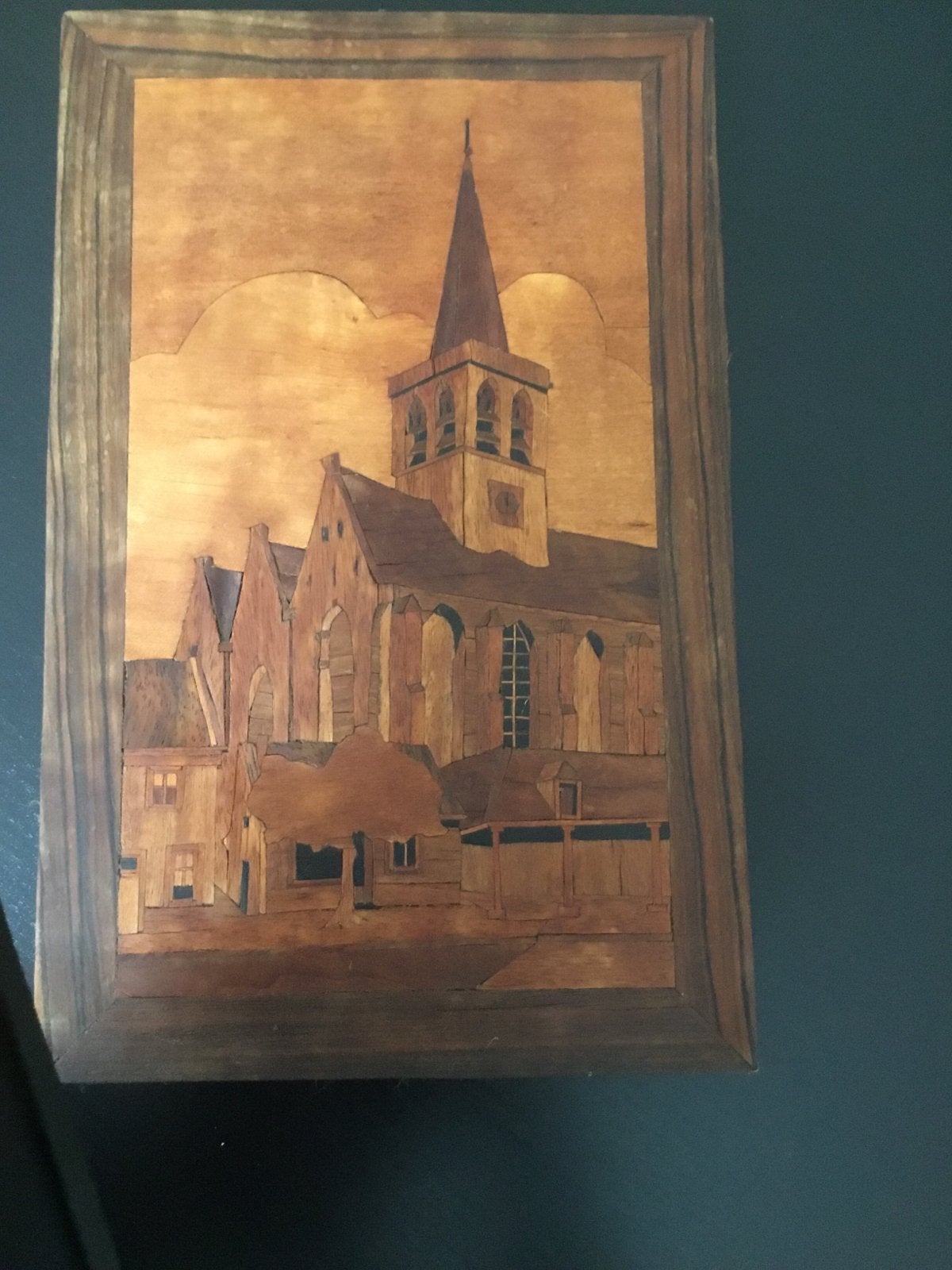 Handgemaakt ingelegd houten paneel met kerktafereel, Ophalen of Verzenden