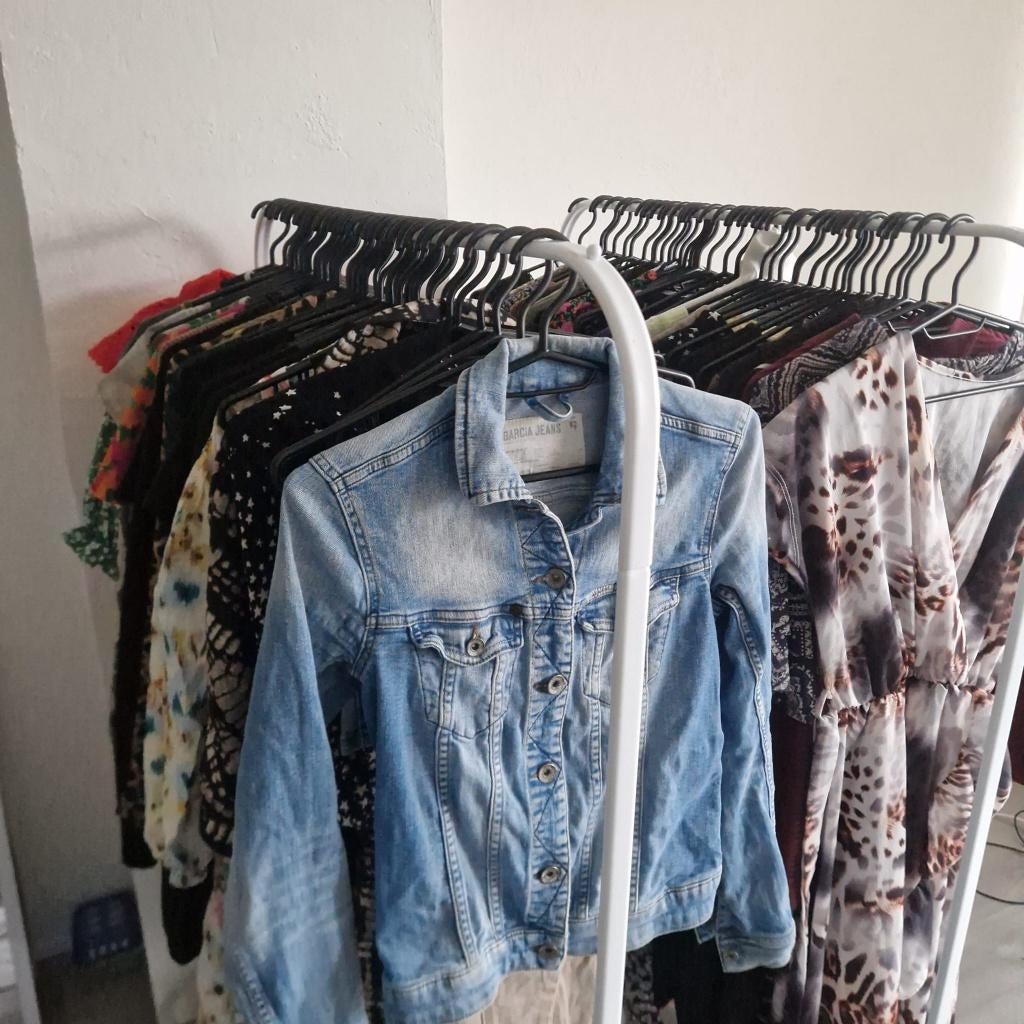 2 kledingrekken dames kleding jurken truien hakken, Ophalen, Zo goed als nieuw, Maat 46/48 (XL) of groter