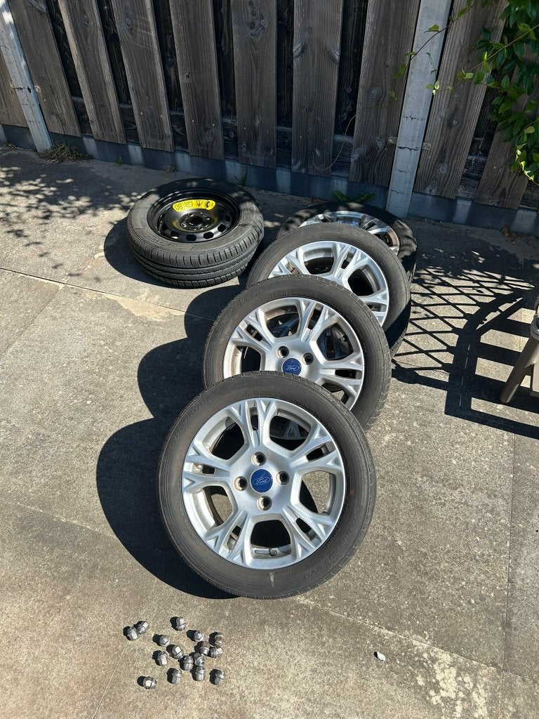 Ford Fiesta zomerbanden plus reserve, Auto-onderdelen, Banden en Velgen, Ophalen, Gebruikt, Band(en), Personenwagen