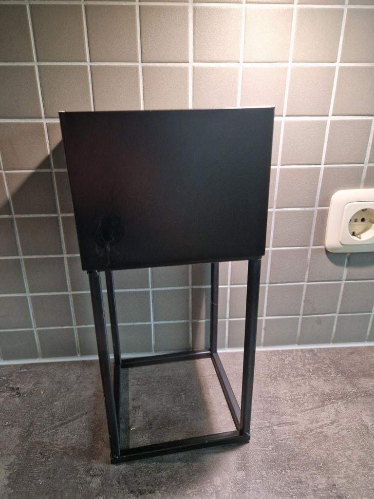 Zwarte plantenbak op standaard - 31 cm hoog, Gebruikt, Minder dan 60 cm, Vierkant, Ophalen of Verzenden
