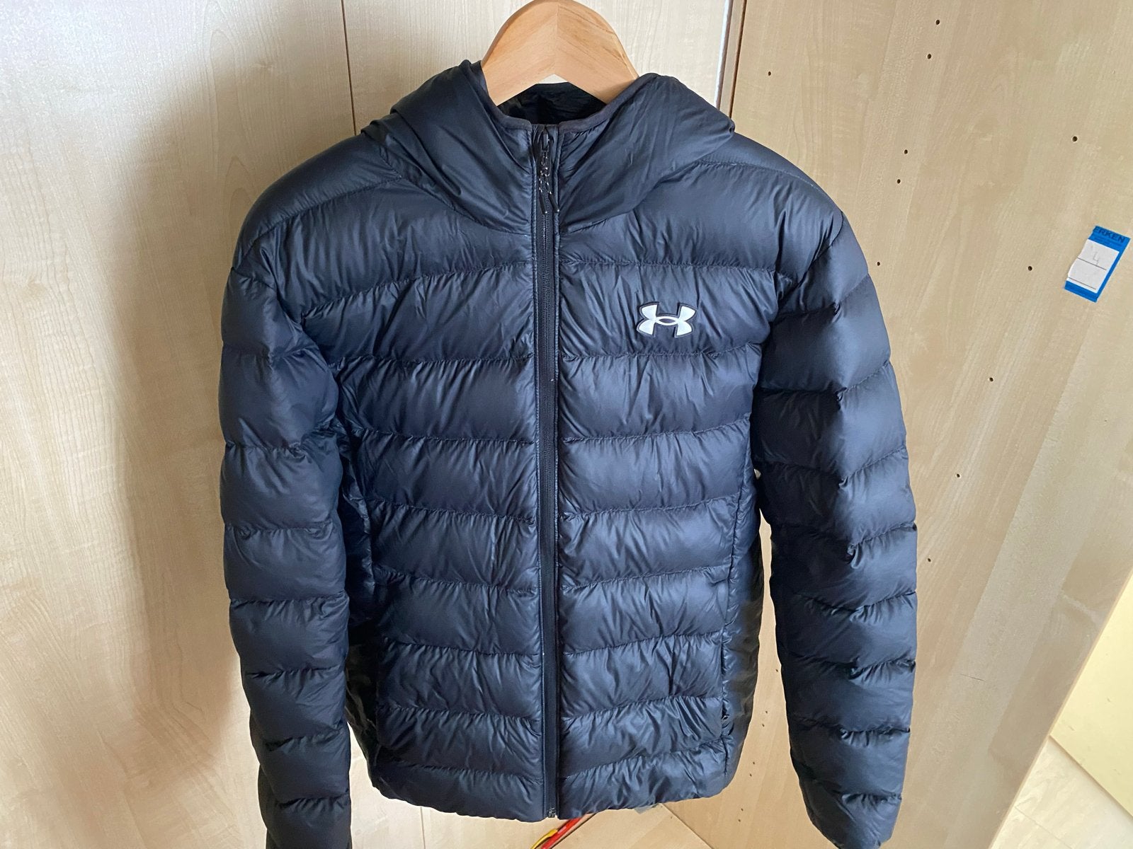 Under Armour donsjack met capuchon - Maat S, Ophalen of Verzenden, Zo goed als nieuw, Maat 46 (S) of kleiner, Zwart