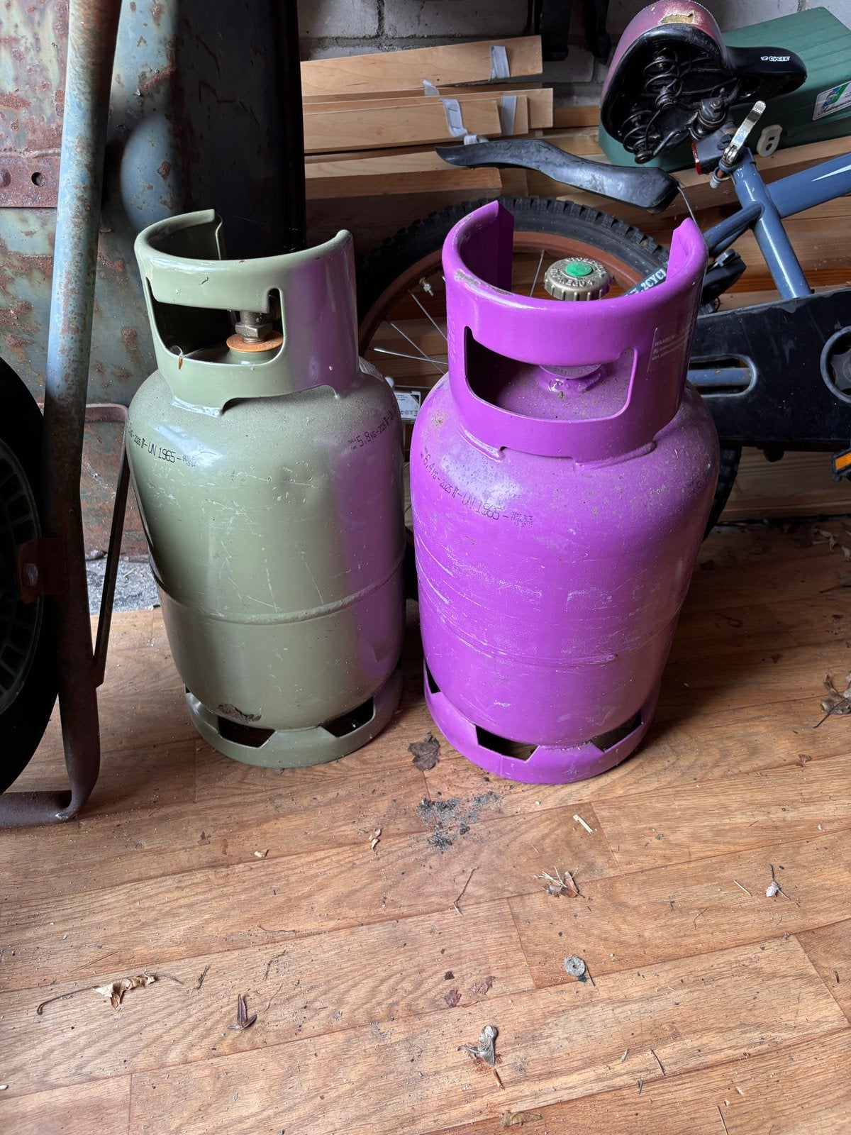 Twee gasflessen, over datum en voor andere doeleinden, Ophalen of Verzenden, Gebruikt