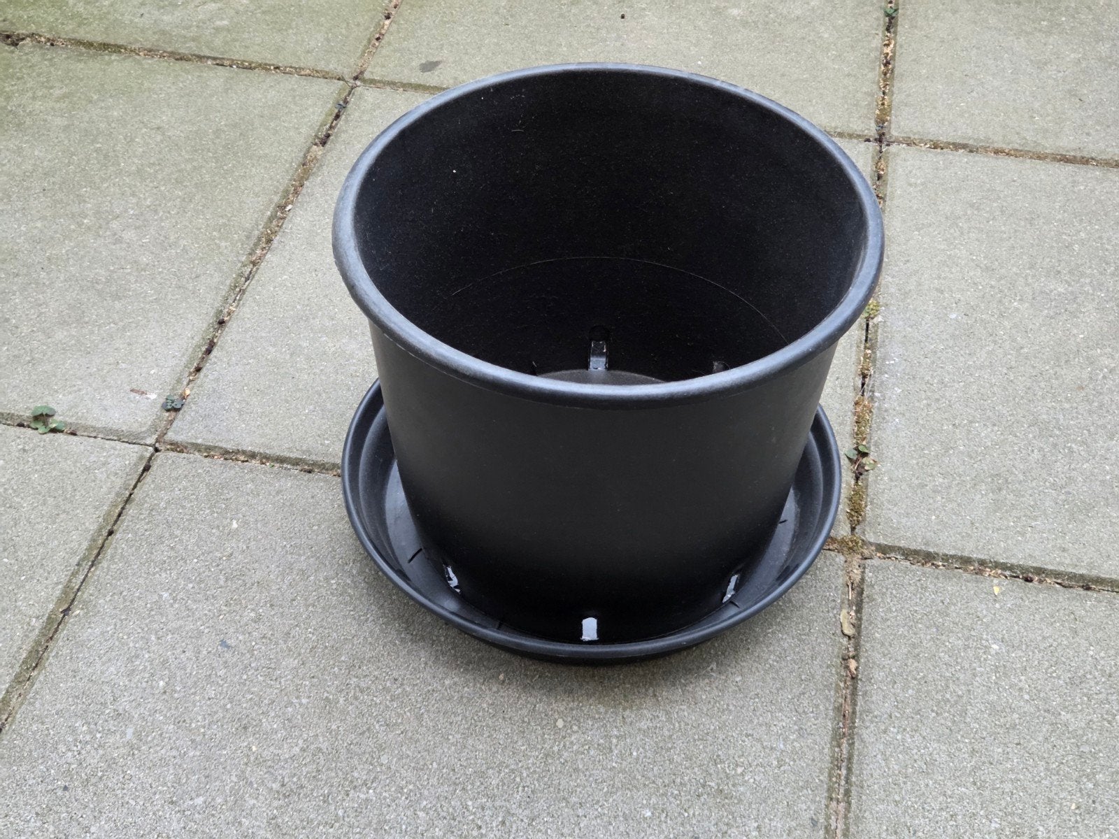 Grote kunststof plantenpot met schotel, Tuin en Terras, Bloempotten, Kunststof, Gebruikt, Rond, Minder dan 40 cm