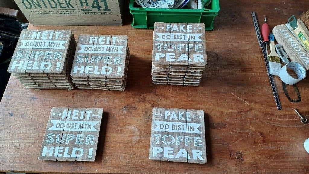 23 stuks houten paneeltjes met tekst HEIT /PAKE, Ophalen of Verzenden, Nieuw
