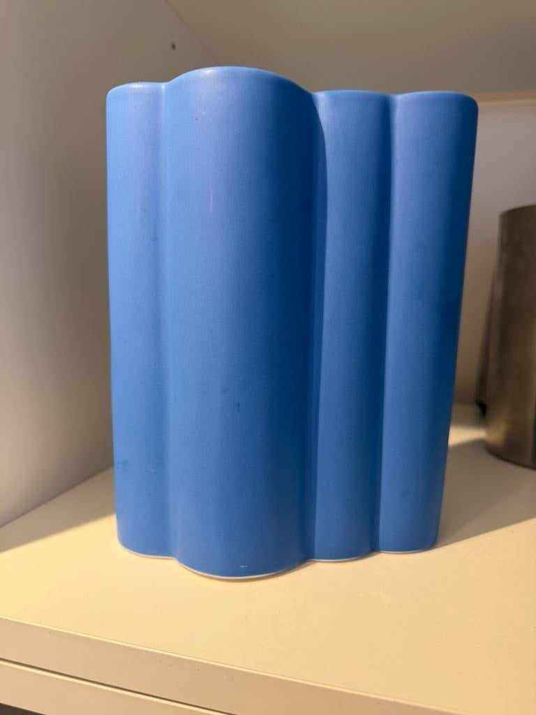 Vaas van Hema, wolken vorm, Huis en Inrichting, Woonaccessoires | Vazen, Aardewerk of Porselein, Zo goed als nieuw, Minder dan 50 cm
