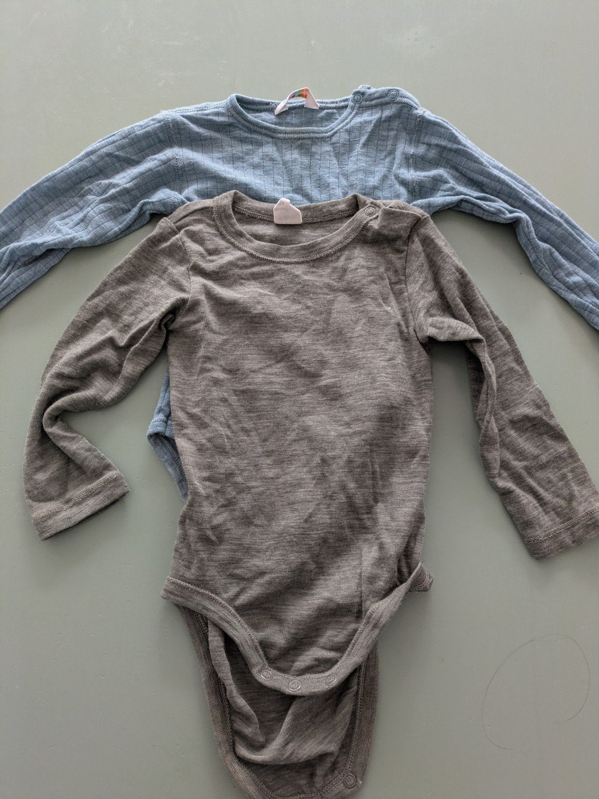 twee wollen rompers Joha en H&M, maat 80, Kinderen en Baby's, Ophalen of Verzenden, Gebruikt, Jongetje of Meisje, Nacht- of Onderkleding