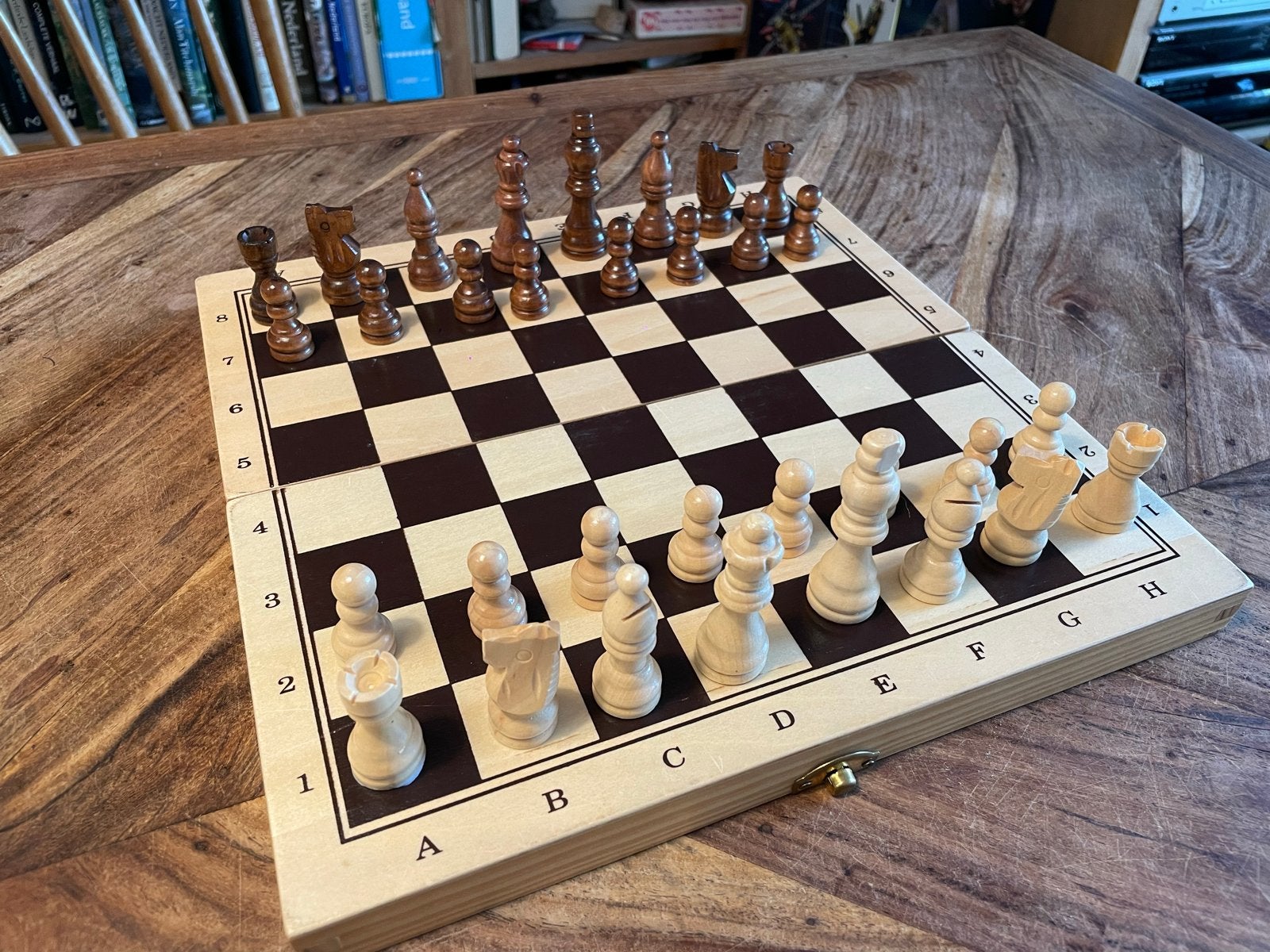 Schaakspel in houten kist. Backgammon niet compleet., Een of twee spelers, Ophalen of Verzenden, Zo goed als nieuw, Reisspel