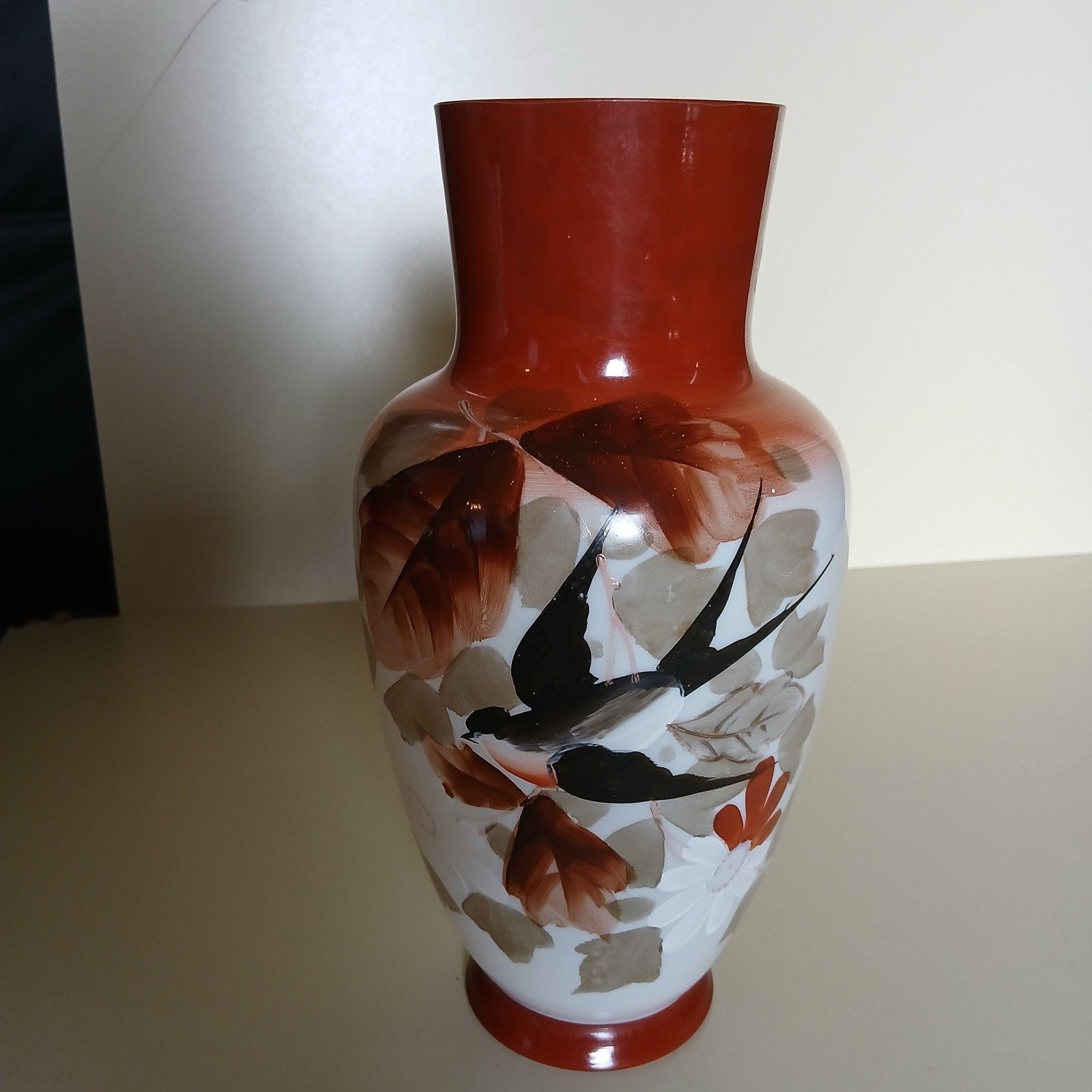 Antieke Opaline Vaas, beschilderd met Zwaluw, Antiek en Kunst, Ophalen of Verzenden