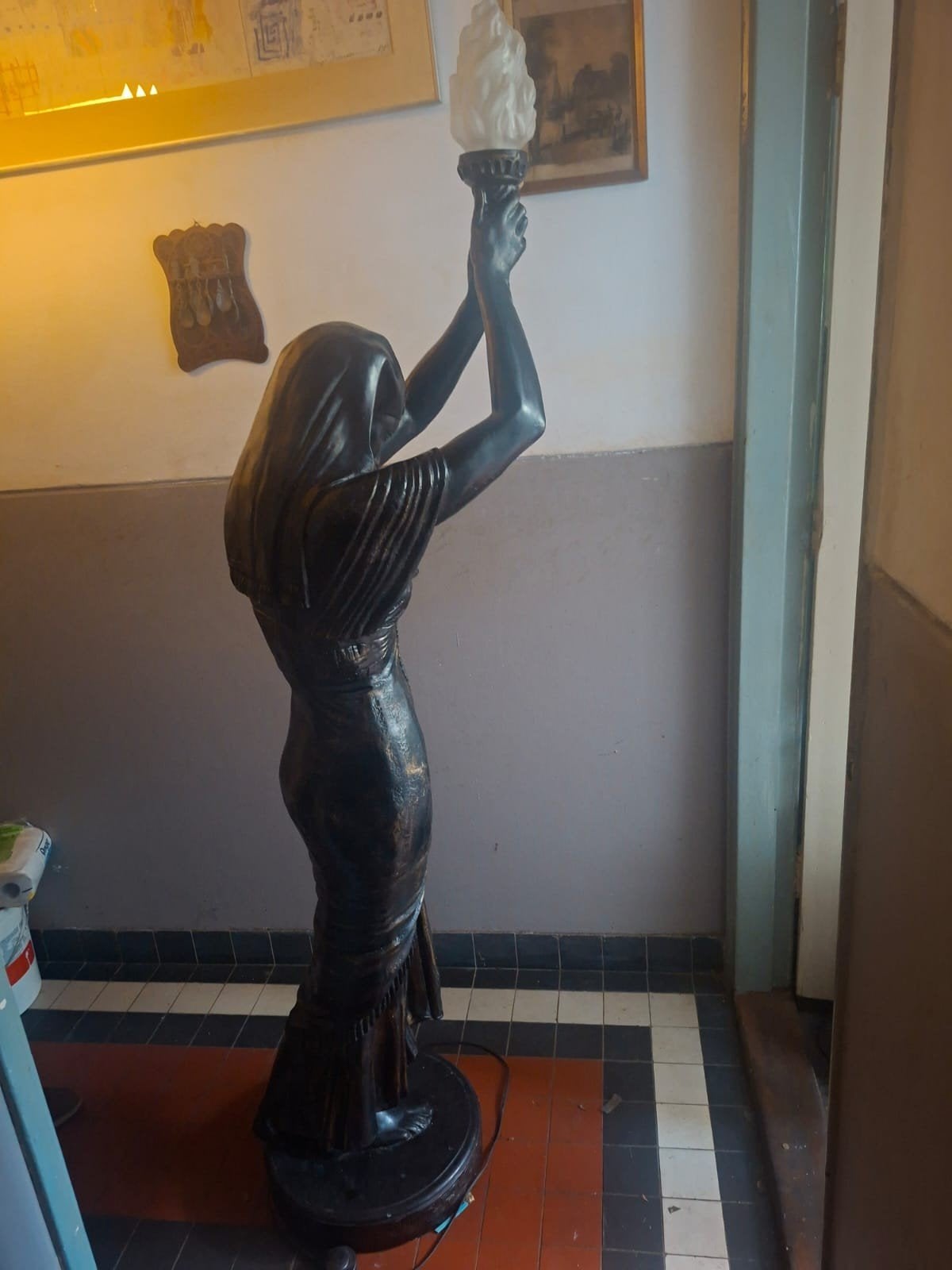 Grote Egyptische stijl vloerlamp met beeld, Antiek en Kunst, Ophalen