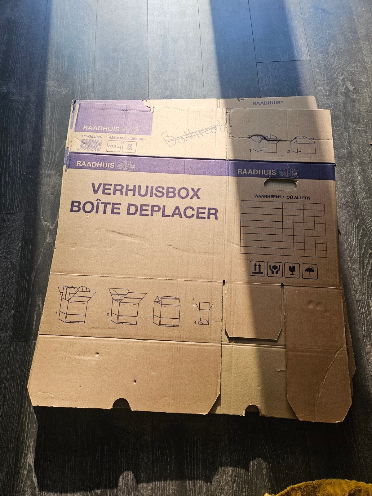 7 gebruikte verhuisdozen van Raadhuis, Ophalen