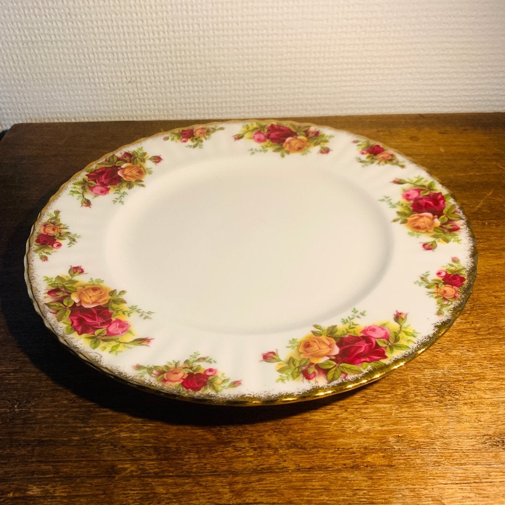 Groot plat bord Royal Albert Old Country Roses 26cm, Ophalen, Zo goed als nieuw, Porselein, Bord of Schaal