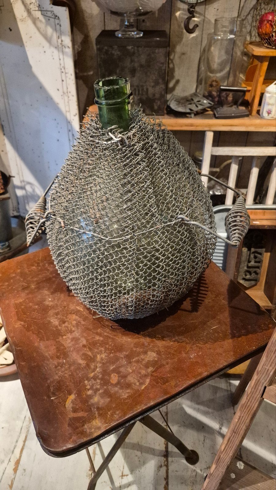 grote wijnfles gistfles dame-jeanne in een ijzeren jas, Antiek en Kunst, Ophalen of Verzenden