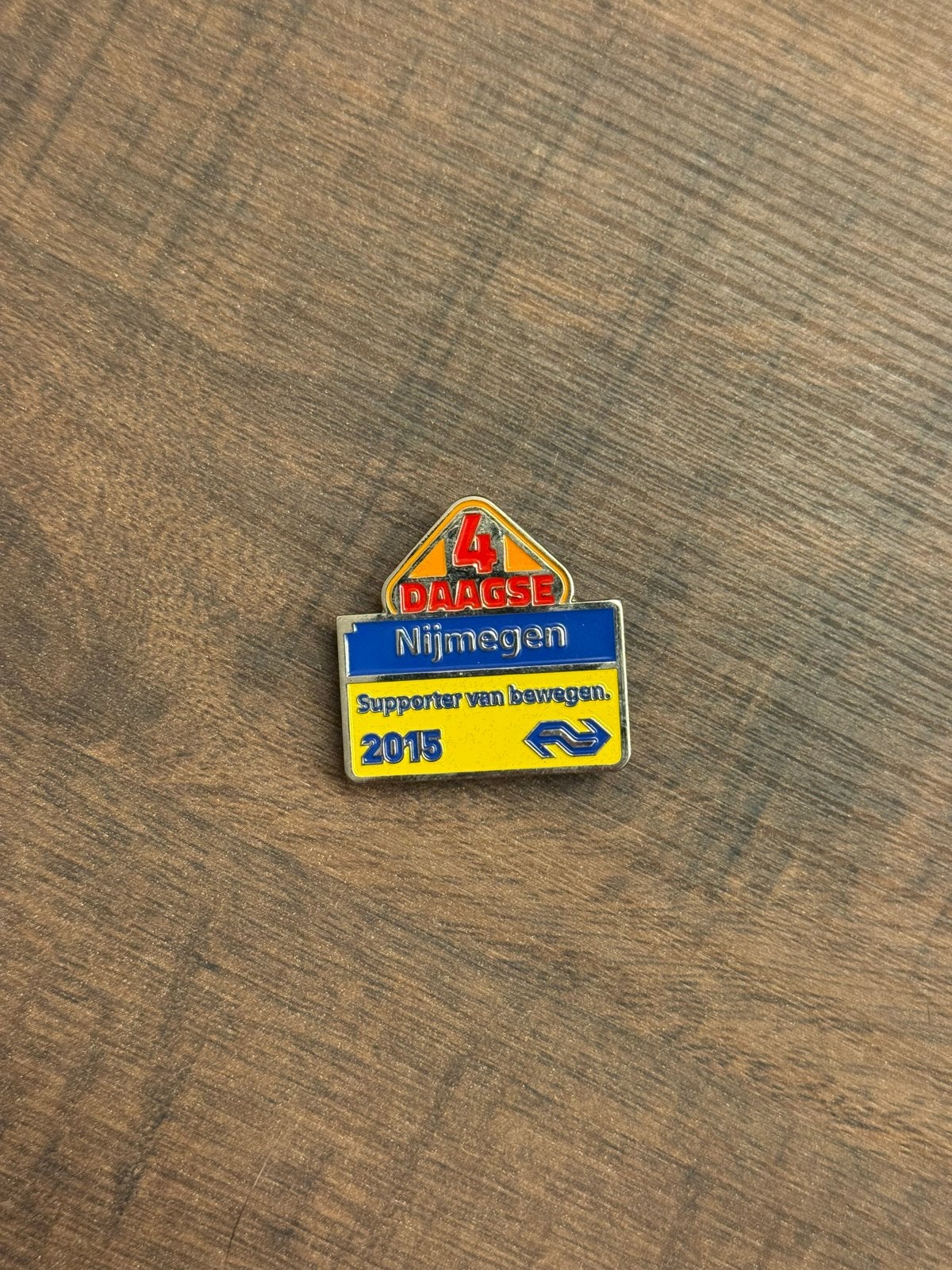NS Nijmeegse Vierdaagse 2015 pin - Supporter van bewegen, Verzamelen, Ophalen of Verzenden, Zo goed als nieuw, Trein, Overige typen