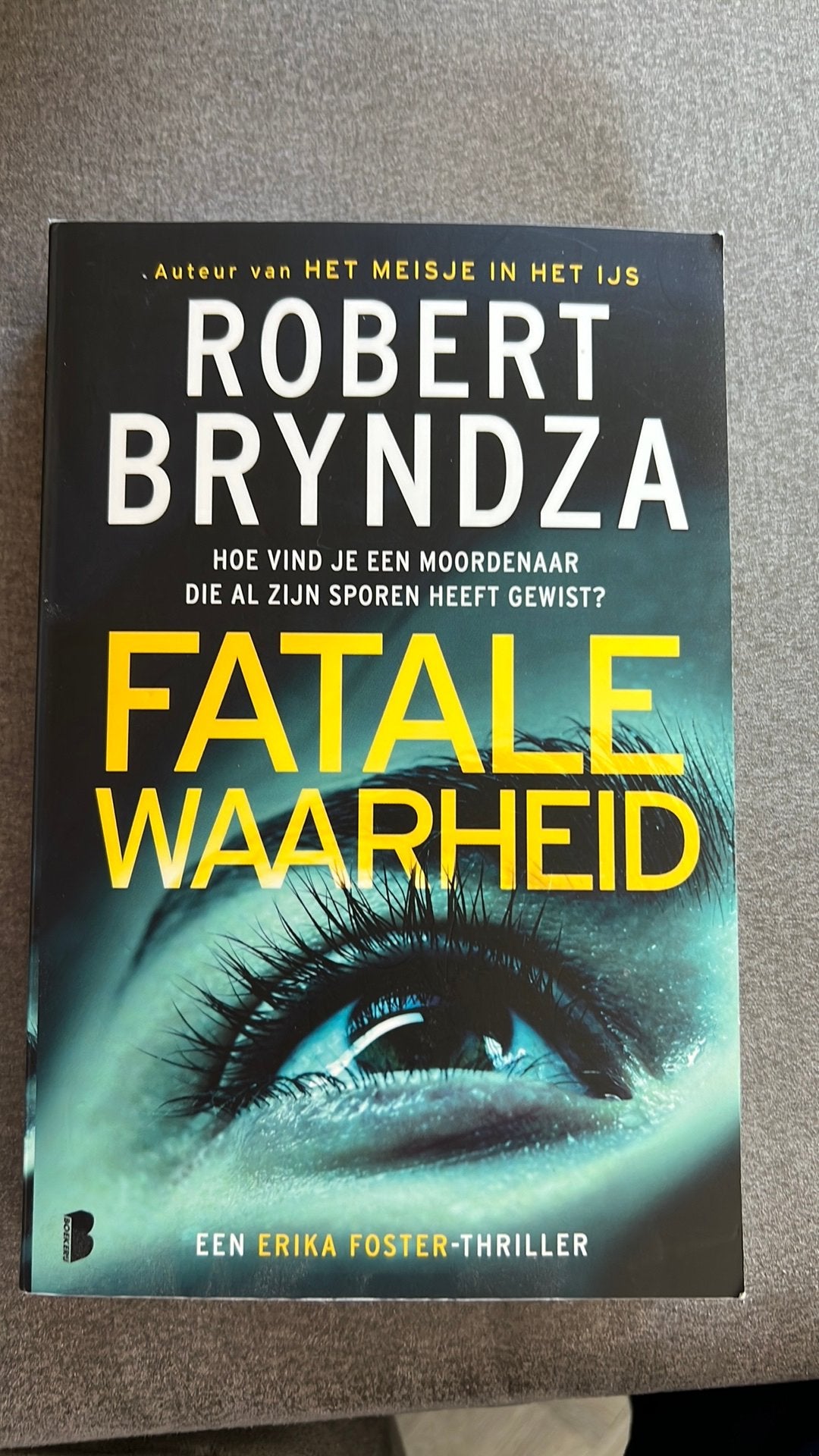Robert Bryndza - Fatale waarheid, Ophalen of Verzenden, Gelezen, Robert Bryndza