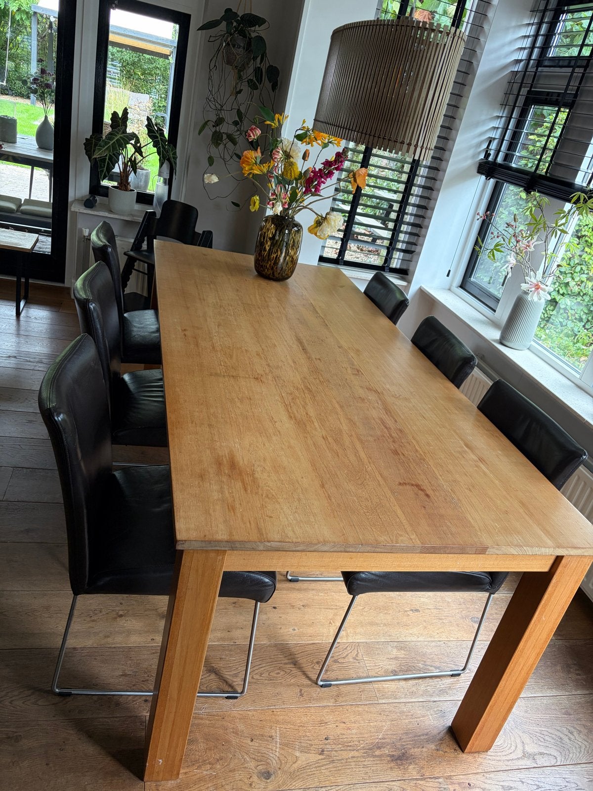 Massief houten eettafel met 6 donkerbruine leren stoelen, Gebruikt, 100 tot 150 cm, 200 cm of meer, Ophalen of Verzenden