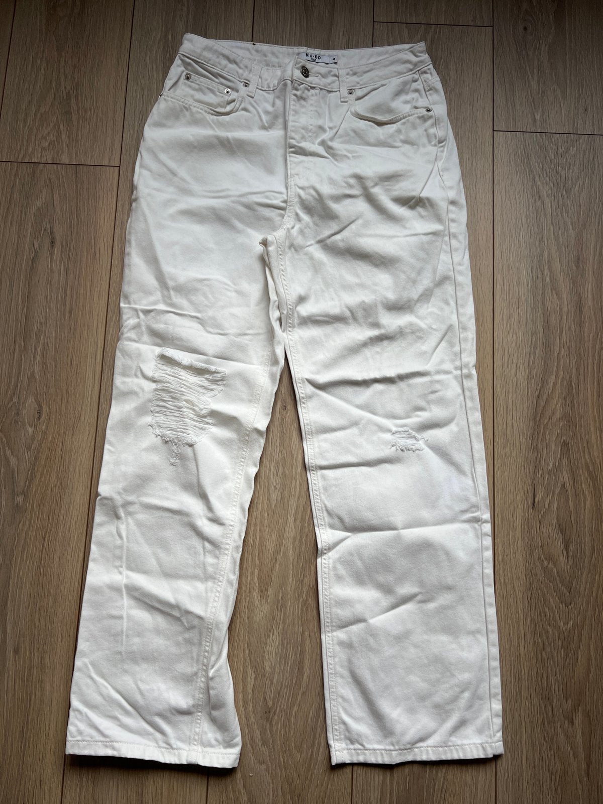 Witte broek met scheuren bij de knie - NA-KD - maat 40, Kleding | Dames, Ophalen of Verzenden, Nieuw, Maat 42/44 (L), Lang