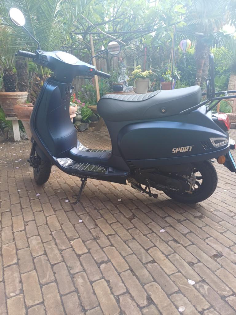 Killerbee SnorScooter Sport - Zo goed als nieuw! Met 149 km, Fietsen en Brommers, Snorfietsen en Snorscooters, Ophalen of Verzenden