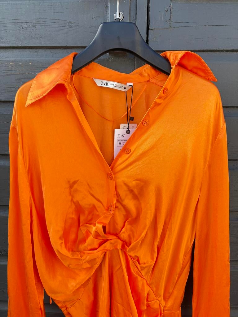 Nieuwe oranje Zara satijnen jurk - Maat M (valt klein), Kleding | Dames, Jurken, Maat 38/40 (M), Nieuw, Oranje, Ophalen of Verzenden