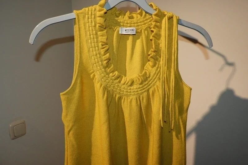 Moschino CheapandChic ei gele top wol mooie halslijn D38, Kleding | Dames, Tops, Maat 38/40 (M), Verzenden, Geel, Moschino