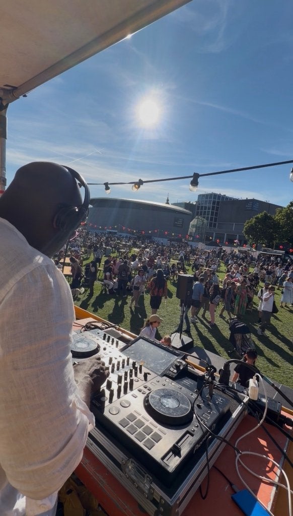 DJ huren / boeken | Bruiloft • Feest • Events • Verjaardag, Dj