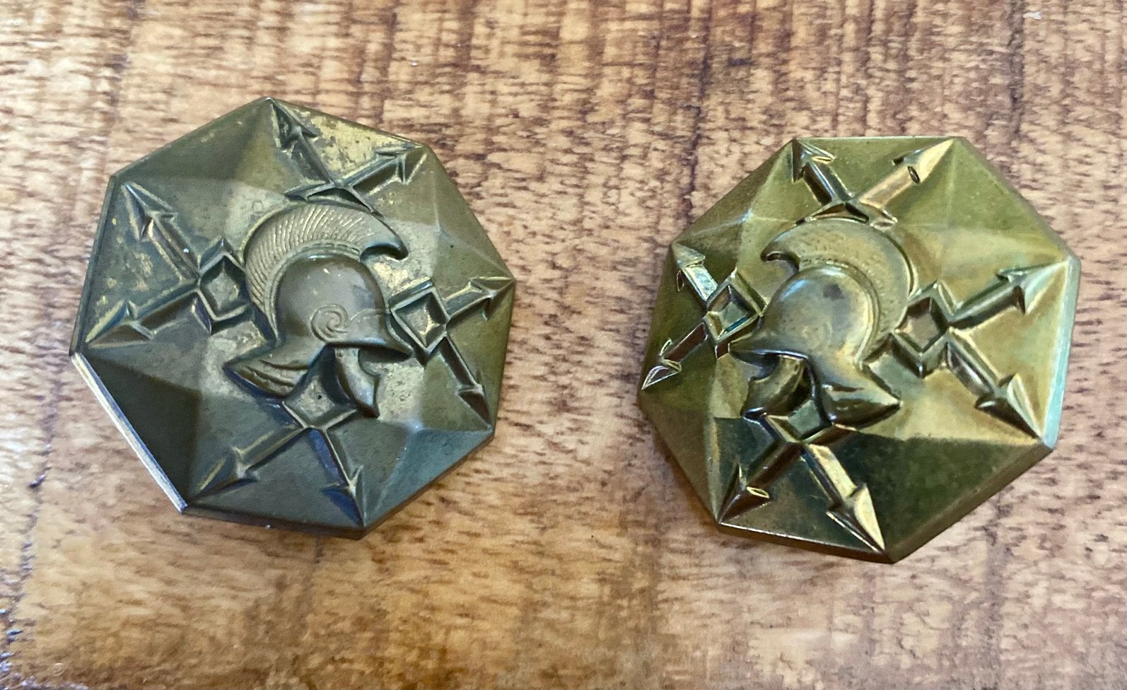 Twee Nederlandse schouderemblemen verbindingsdienst jaren 50, Verzamelen, Verzenden, Landmacht, Nederland, Embleem of Badge