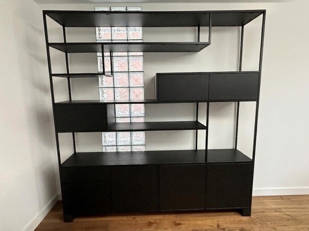Mooie zwarte stalen kast met eikenhouten planken, Huis en Inrichting, Kasten | Wandmeubels, Ophalen, Met deur(en), 200 cm of meer