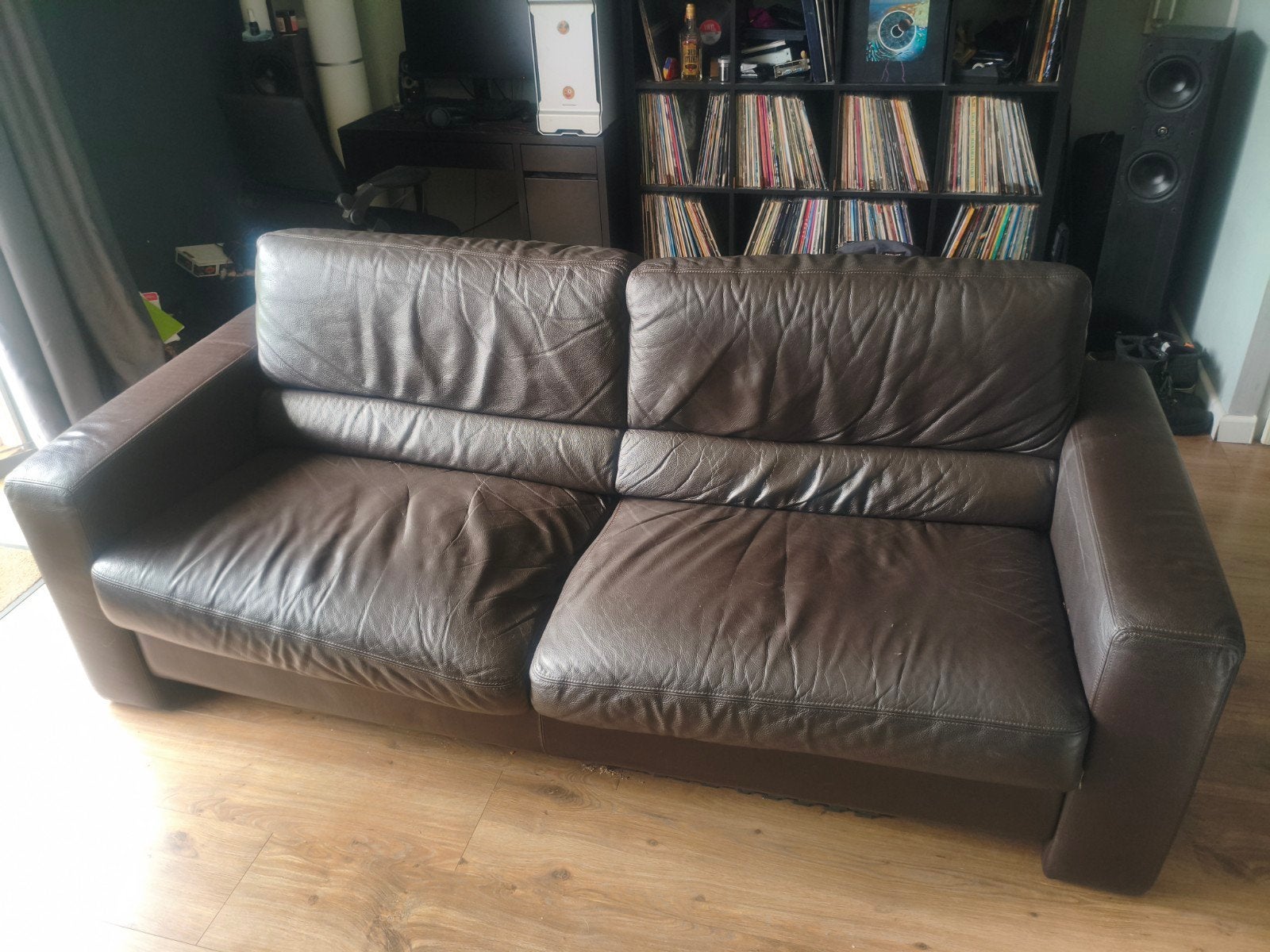 Gratis Comfortabele bruine leren 2,5 zits bank, Ophalen, Gebruikt, Tweepersoons, Rechte bank