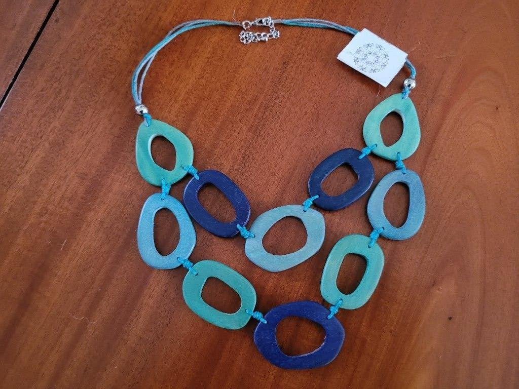 Lichte halsketting met houten ringen blauw/azuur, Ophalen of Verzenden, Zo goed als nieuw, Overige kleuren, Overige materialen