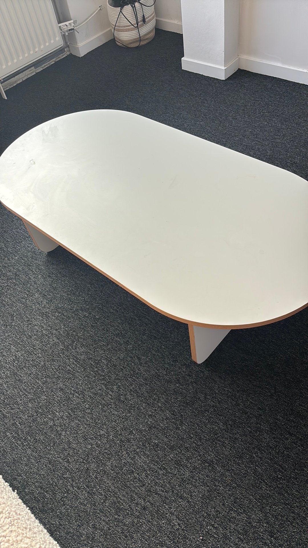 Foto 4 van Bouclé bank met kussens,witte tafel,tv meubel,tapijt