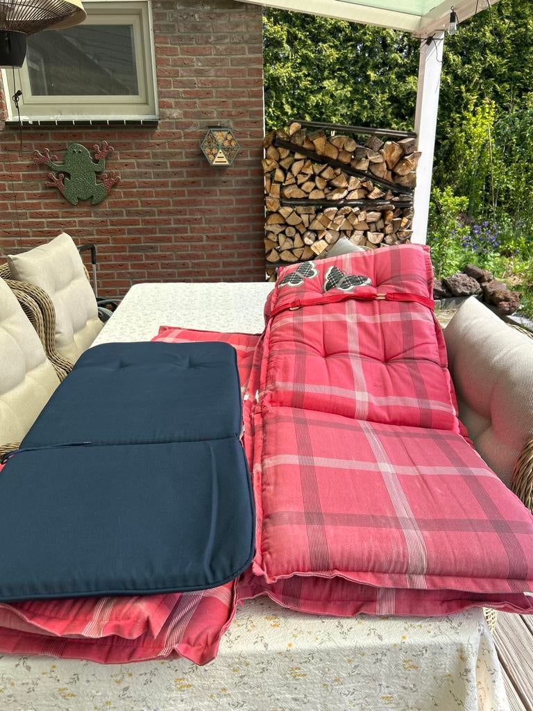 Tuinstoelkussens: 4x rood geruit, 1x blauw, Tuin en Terras, Tuinmeubel-accessoires, Ophalen, Zo goed als nieuw