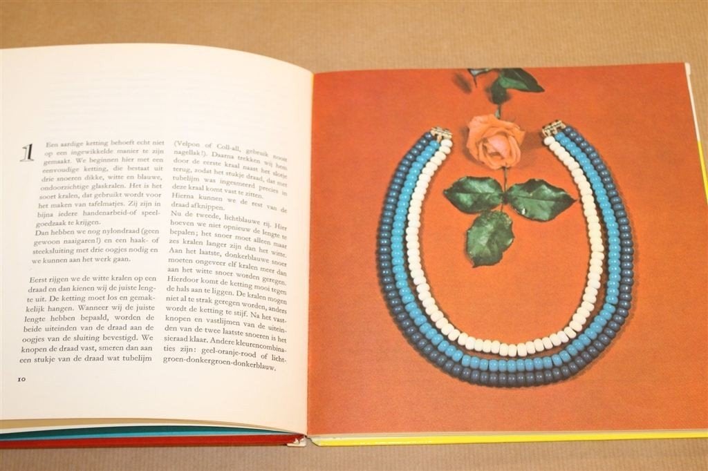 Maak uw eigen Sieraden — Vintage Boek 25 Modellen 1966, Boeken, Ophalen of Verzenden, Gelezen
