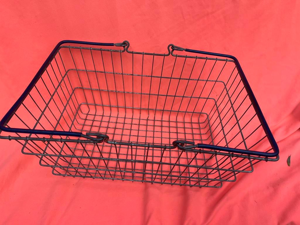 Vintage metalen mand met blauwe handvatten, Overige materialen, Gebruikt, Mand, Ophalen of Verzenden
