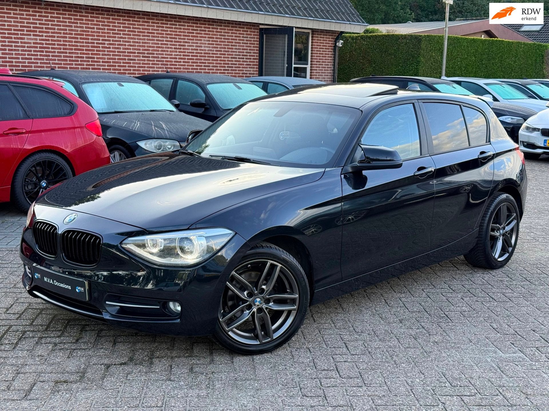 BMW 1-serie 116i Executive Sport|Nieuwe Ketting + Klepseals|, Gebruikt, 4 cilinders, Zwart, 650 kg