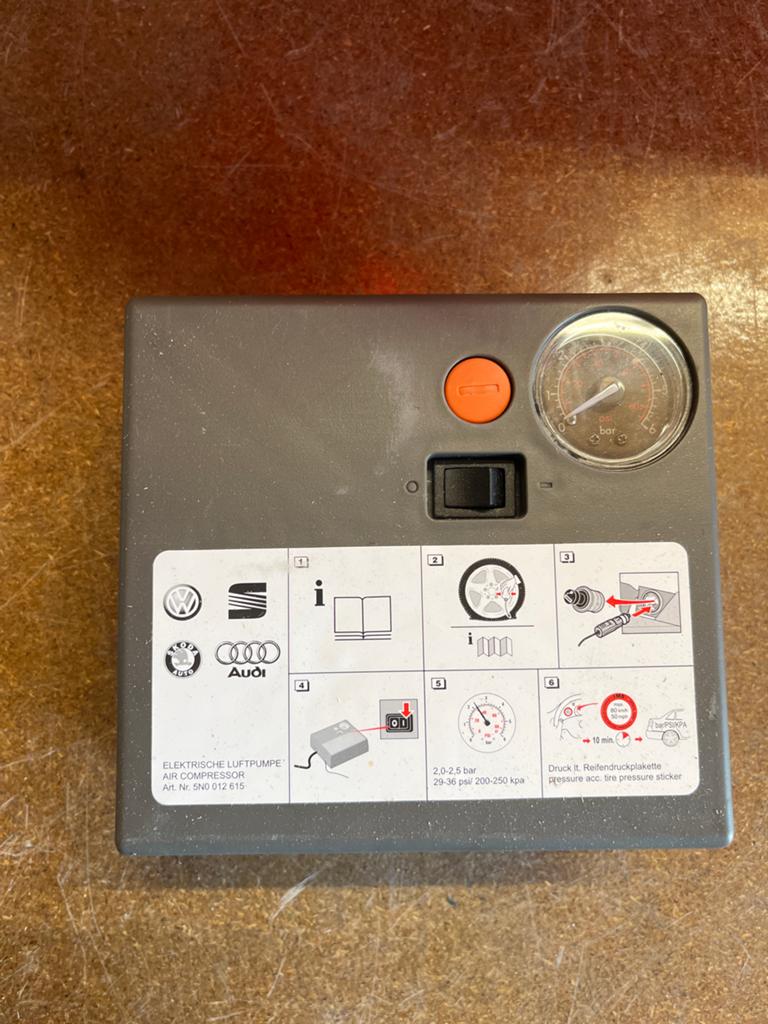 VAG Elektrische Luchtpomp / Bandencompressor (Audi/VW), Ophalen of Verzenden, Zo goed als nieuw