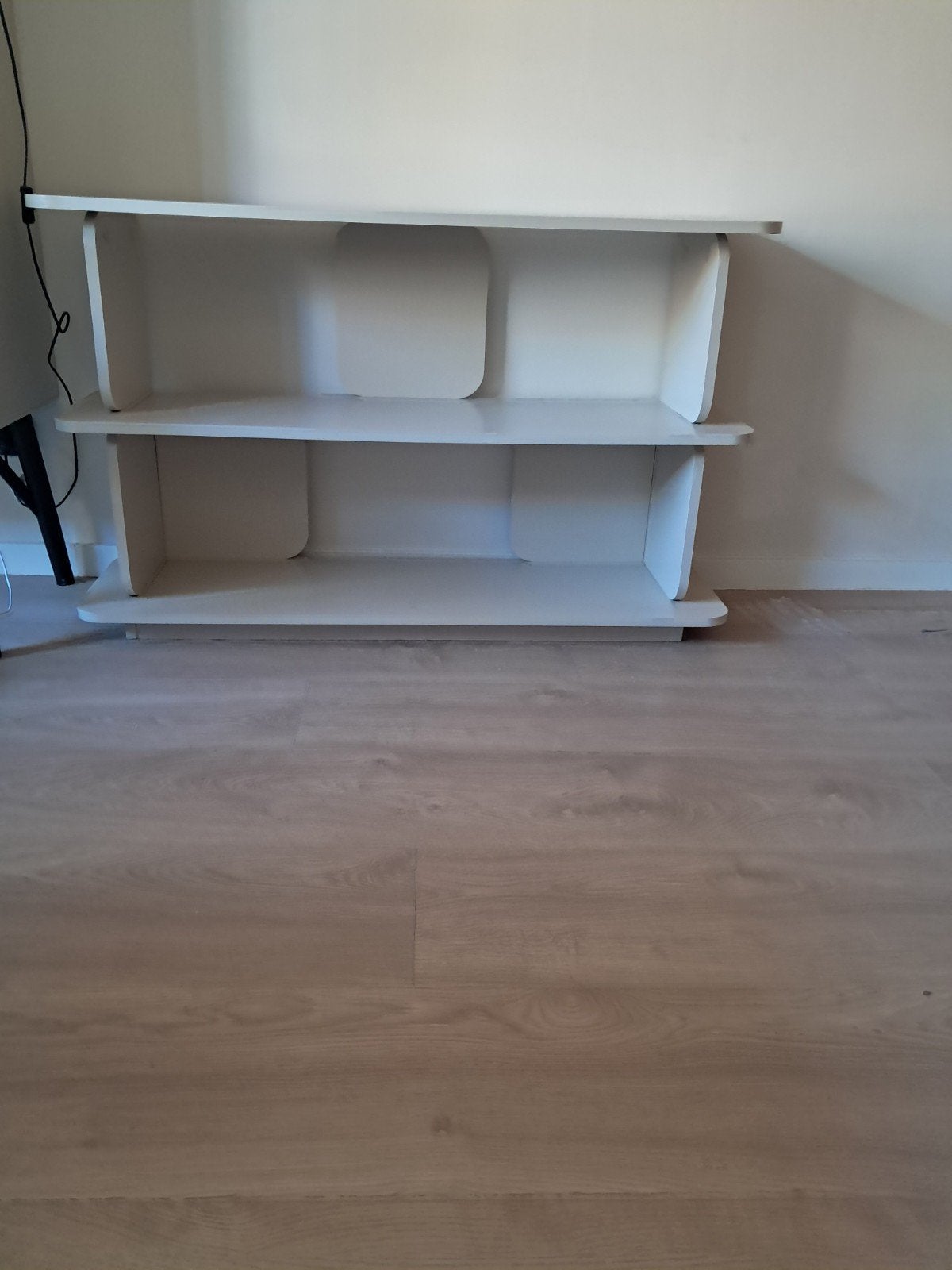 Beige sidetable, Ophalen, 100 tot 150 cm, Zo goed als nieuw, 25 tot 50 cm