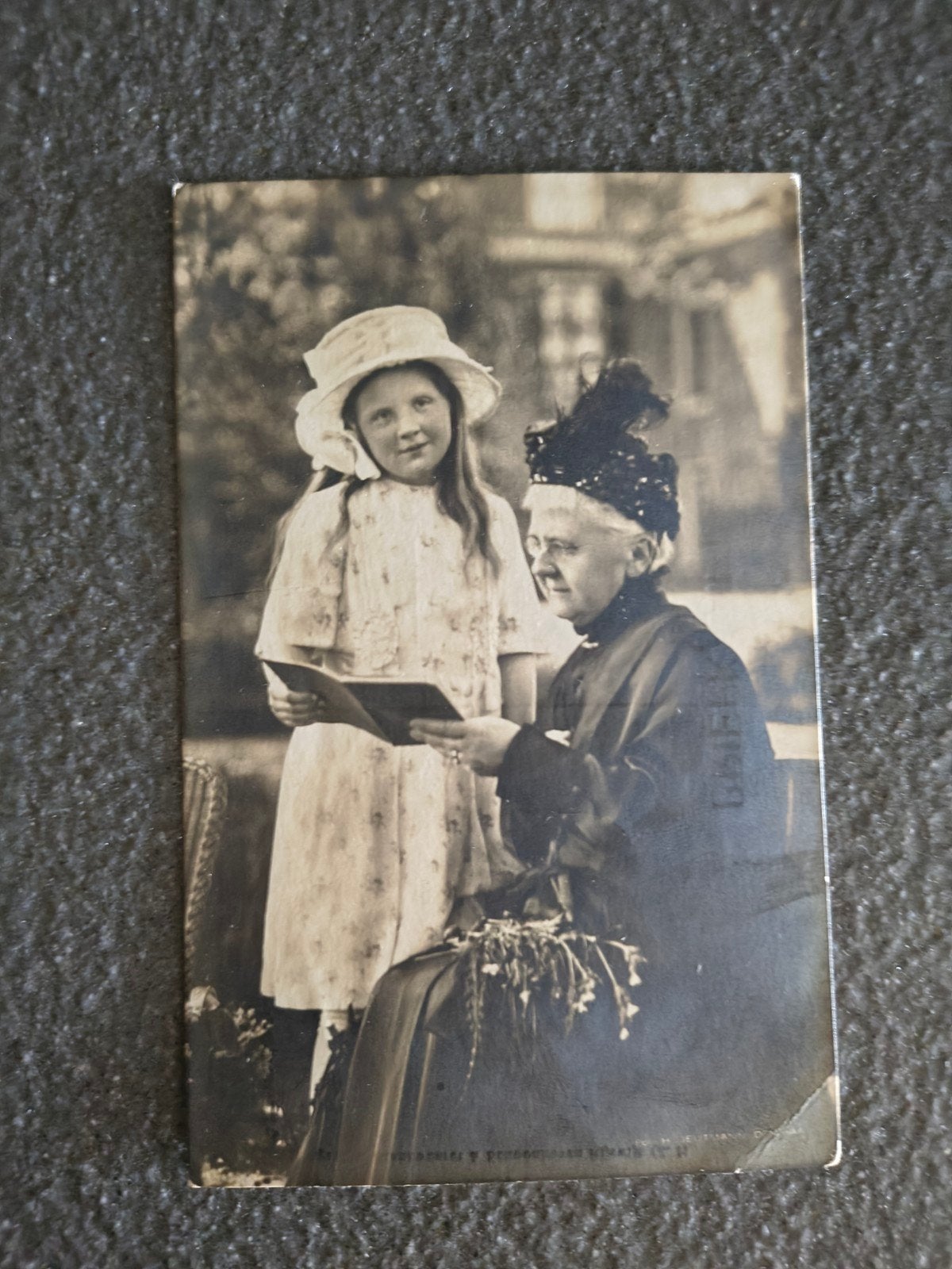 Antieke briefkaart: Koningin Emma en Prinses Juliana, Verzamelen, Ophalen of Verzenden, Voor 1920, Zuid-Holland