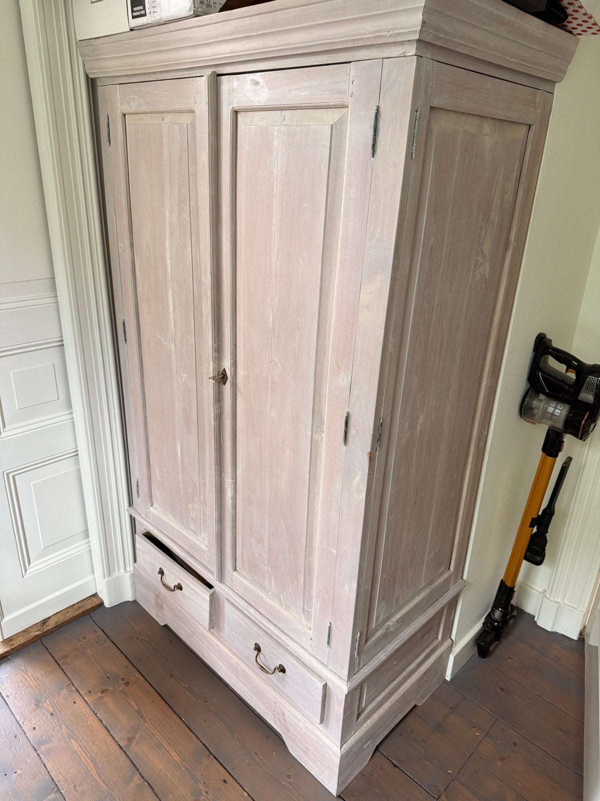 Antieke houten kast met lichte afwerking, Ophalen