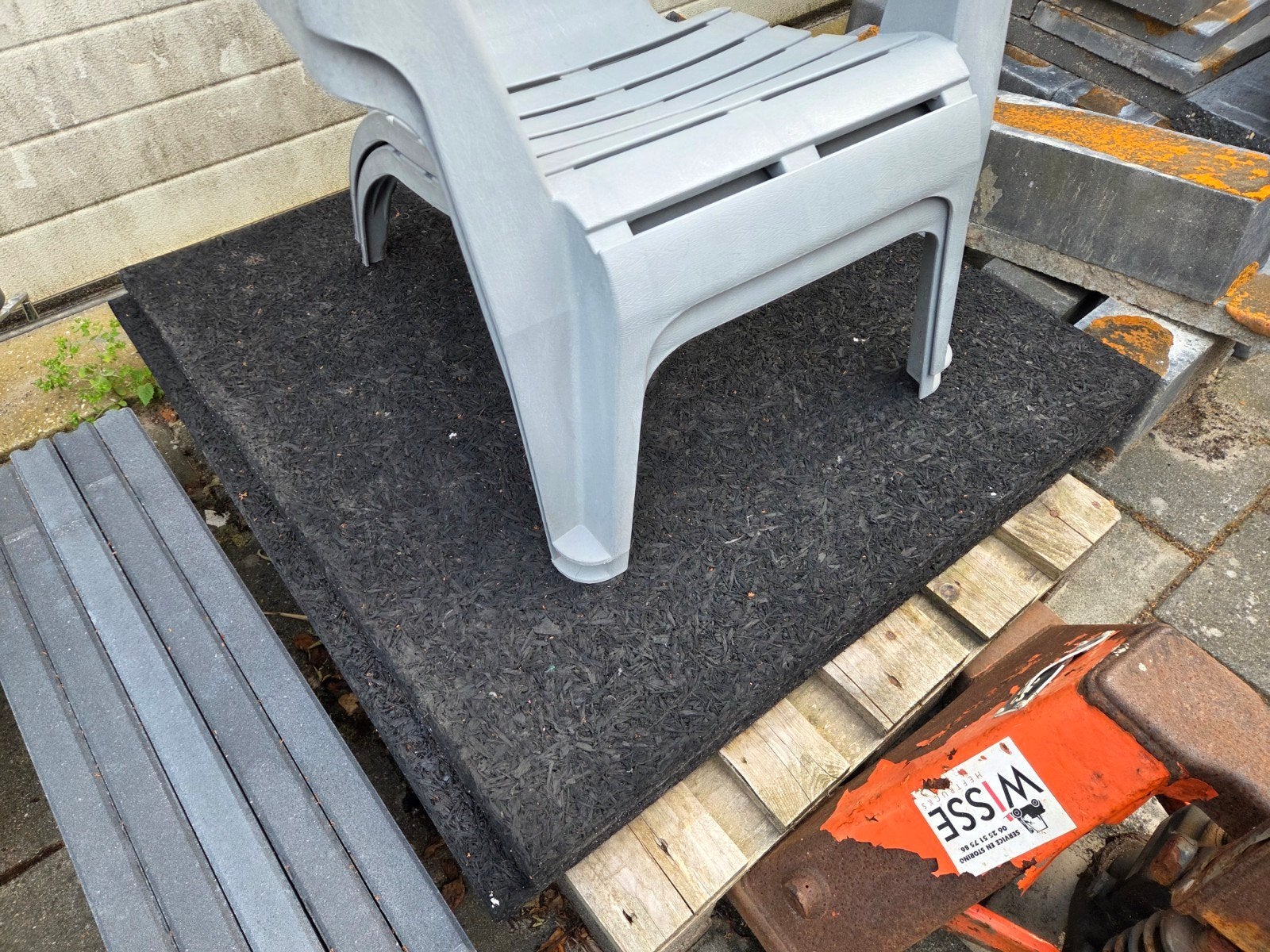 Rubber tegels 1x1m - 2 stuks en reststukken, Tuin en Terras, Tegels en Klinkers, Ophalen, Gebruikt, Overige typen, Rubber