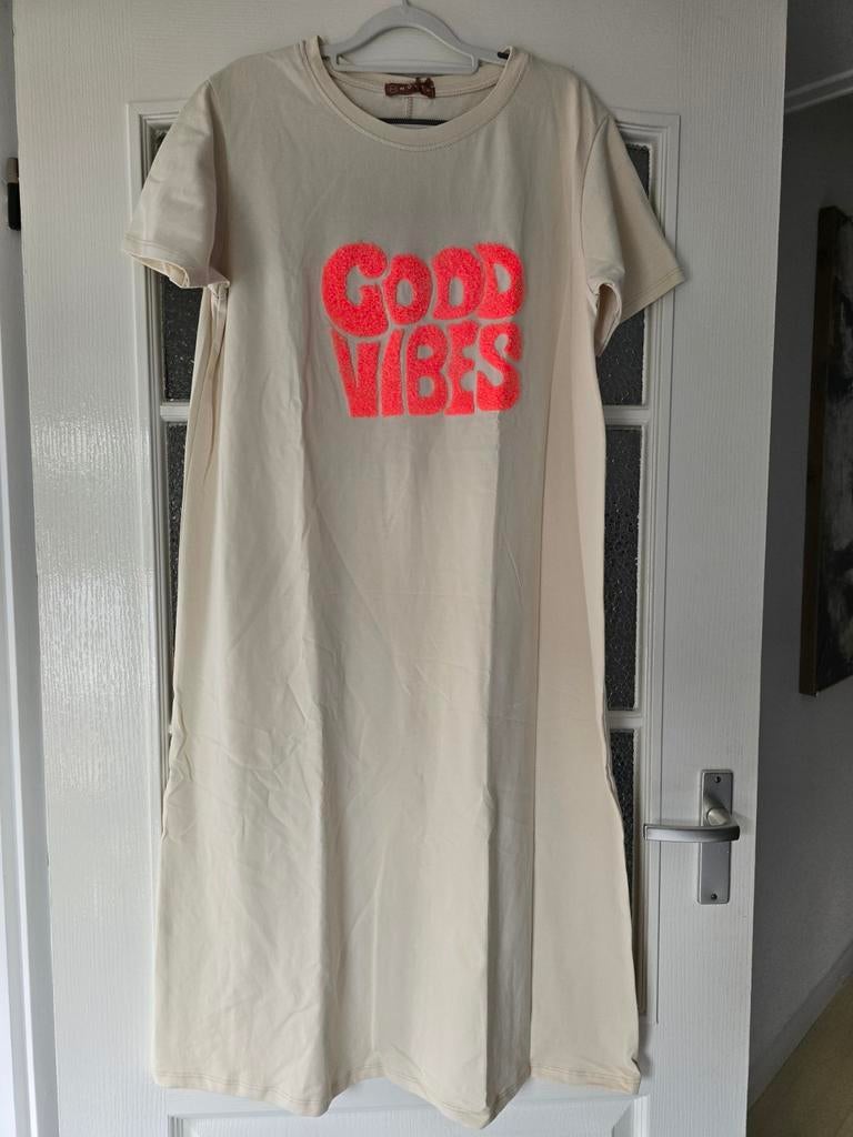 Nieuwe jurk Mooij good vibes creme koraal 40 42 44, Ophalen of Verzenden, Nieuw, Maat 42/44 (L), Onder de knie