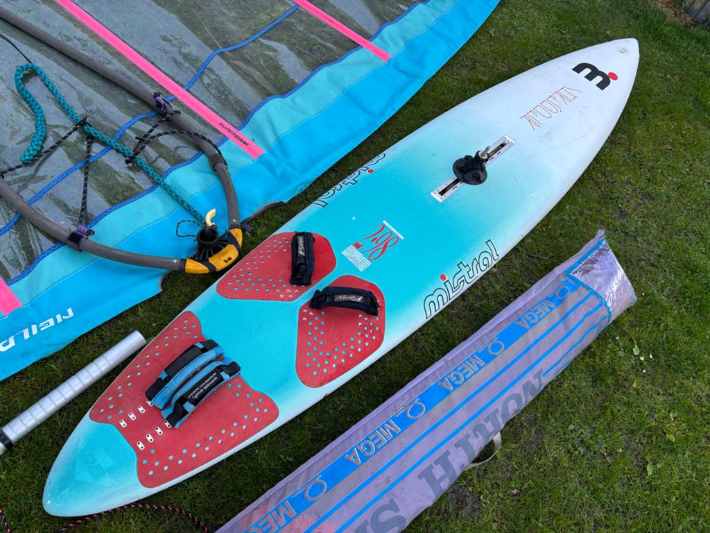 Complete Windsurfset: Mistral Shredder met 2 zeilen, Watersport en Boten, Windsurfen, Ophalen, Gebruikt, 5 tot 6.5 m², Met mast