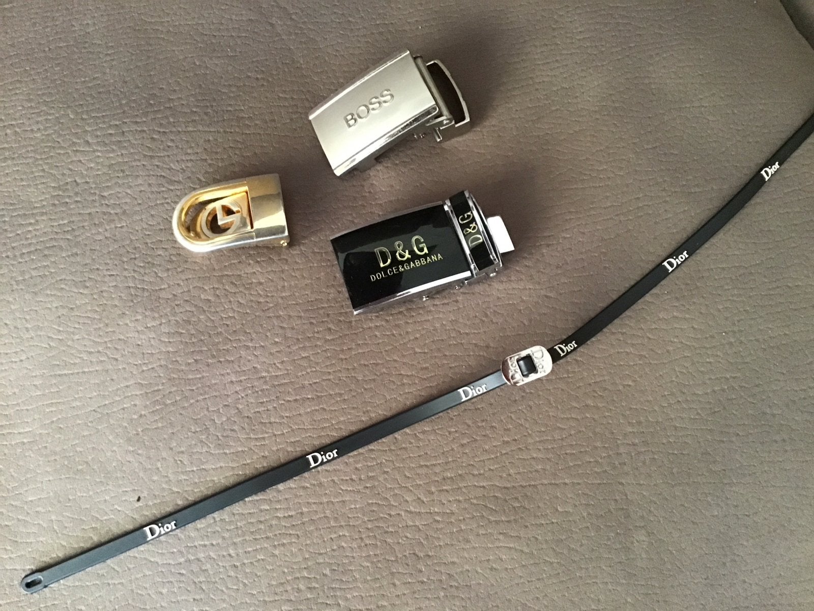 Dior brillen koordje.losse buckles van BOSS, D&G en Gucci, Kleding | Dames, Losse buckle of gesp, 3 tot 5 cm, Minder dan 80 cm