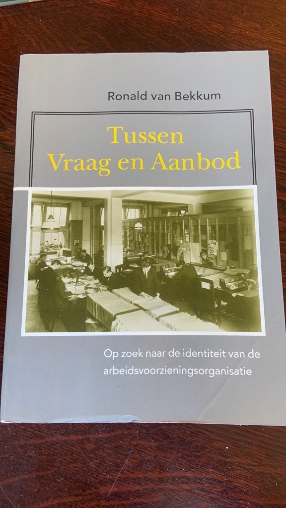 Ronald van Bekkum - Tussen vraag en aanbod, Ophalen of Verzenden, Zo goed als nieuw