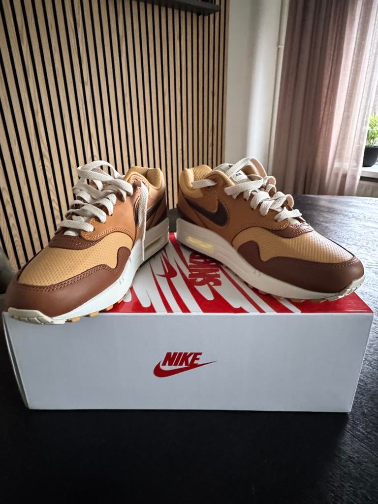 Nike Air Max 1 'SNKRS Day 2020', Bruin, Nieuw, Ophalen of Verzenden, Sneakers of Gympen