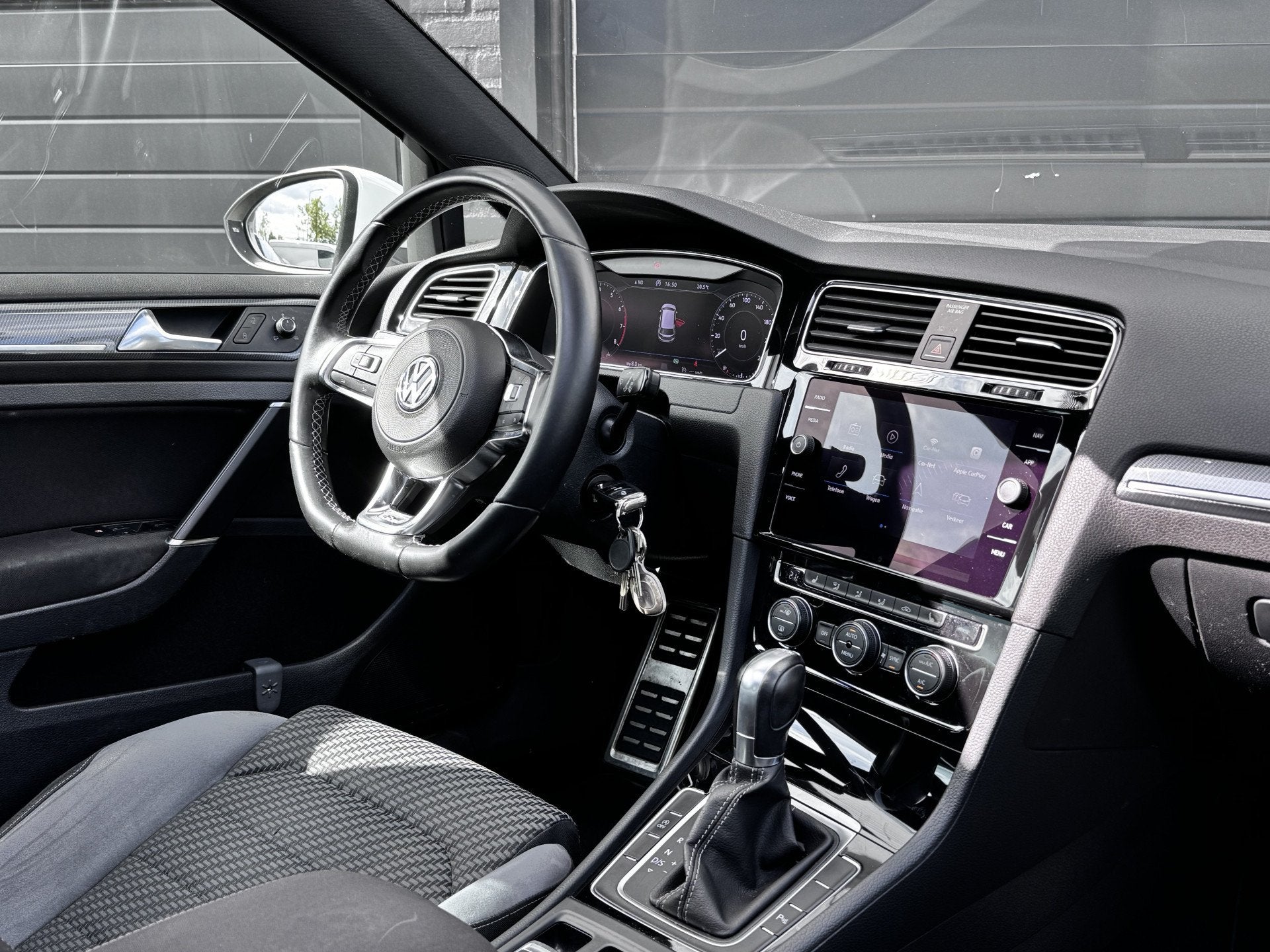 Volkswagen Golf 1.5 TSI 150PK Highline Business R-line Autom, Auto's, Euro 6, 4 cilinders, 150 pk, Wit
