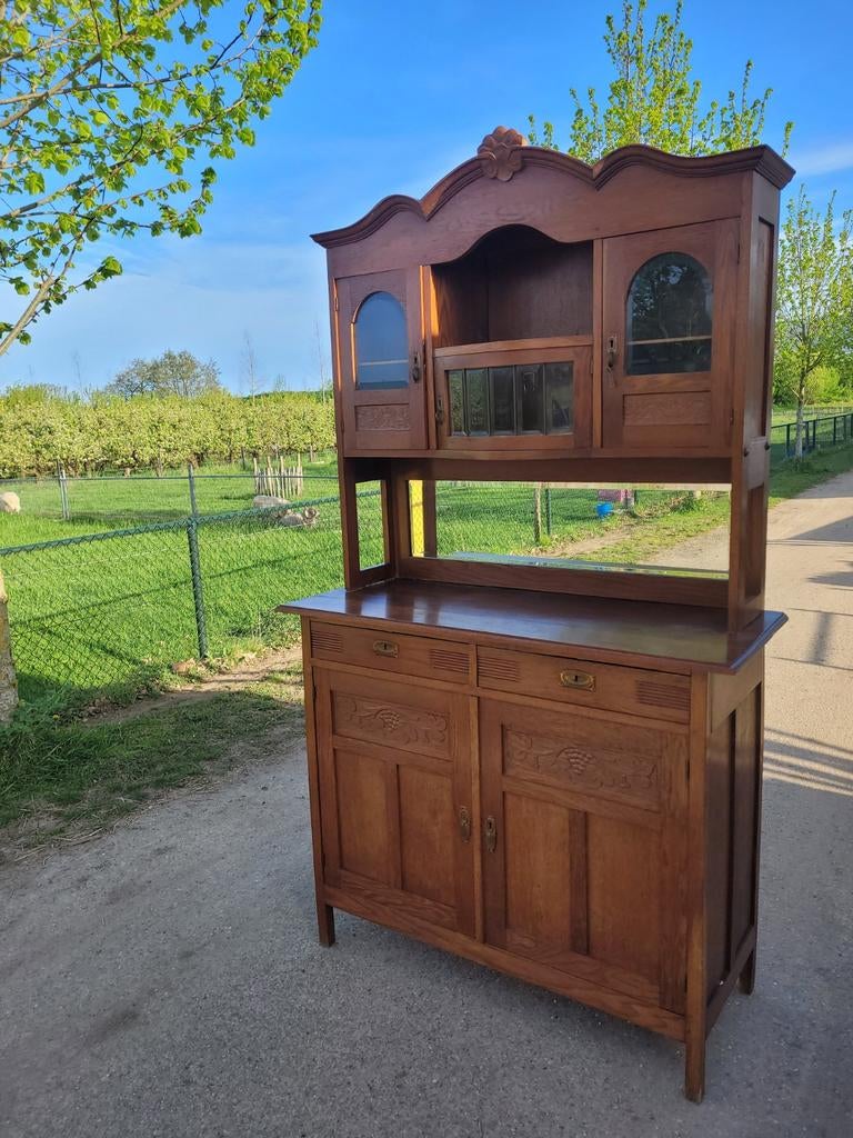 Antieke Eiken Buffetkast met Carved Details, Huis en Inrichting, Kasten | Buffetkasten, Ophalen, Glas, Gebruikt, 100 tot 150 cm
