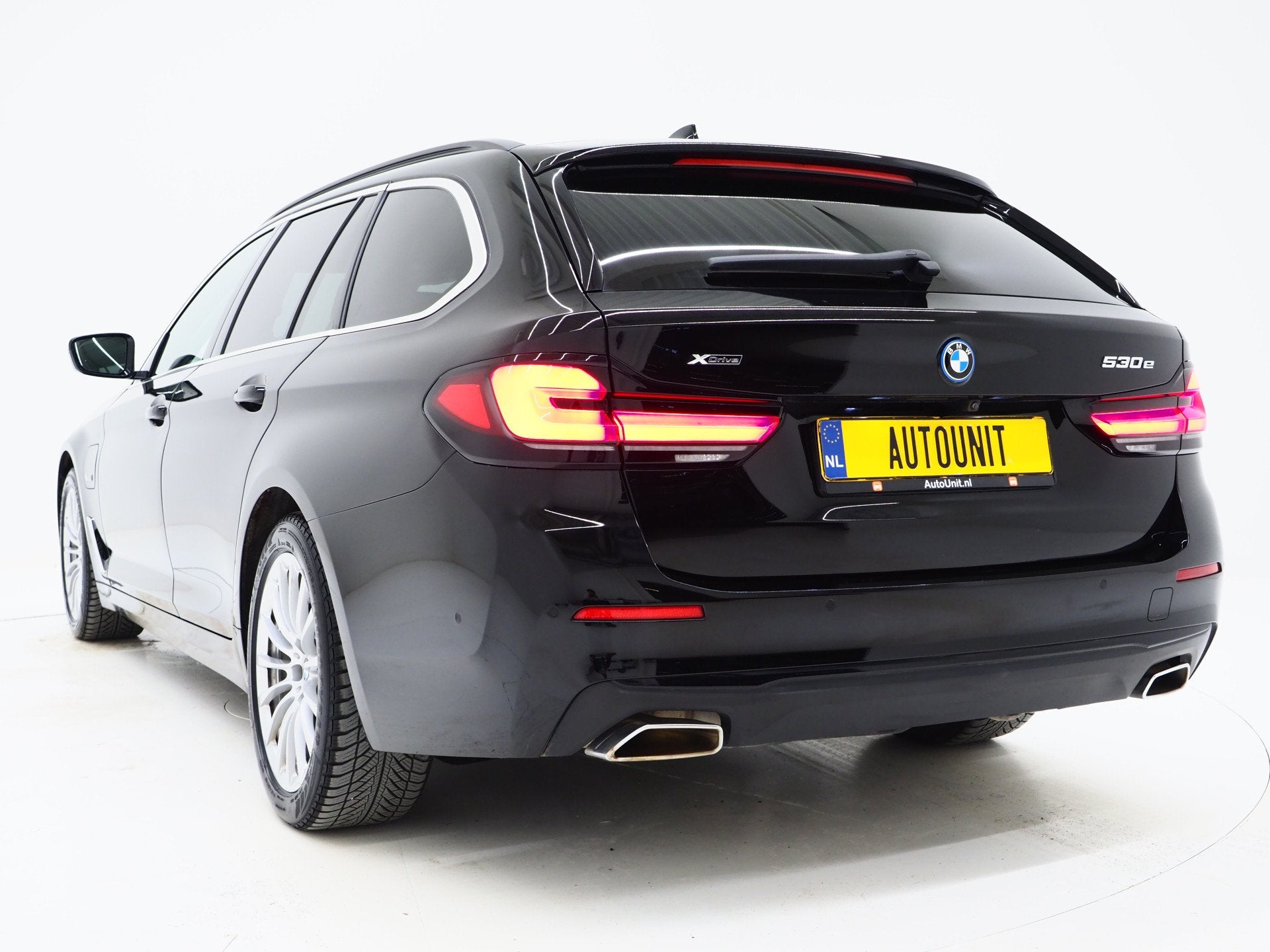 BMW 5 Serie Touring 530e xDrive | Leder | Trekhaak | Camera, Auto's, Automaat, 1998 cc, 1935 kg, Gebruikt
