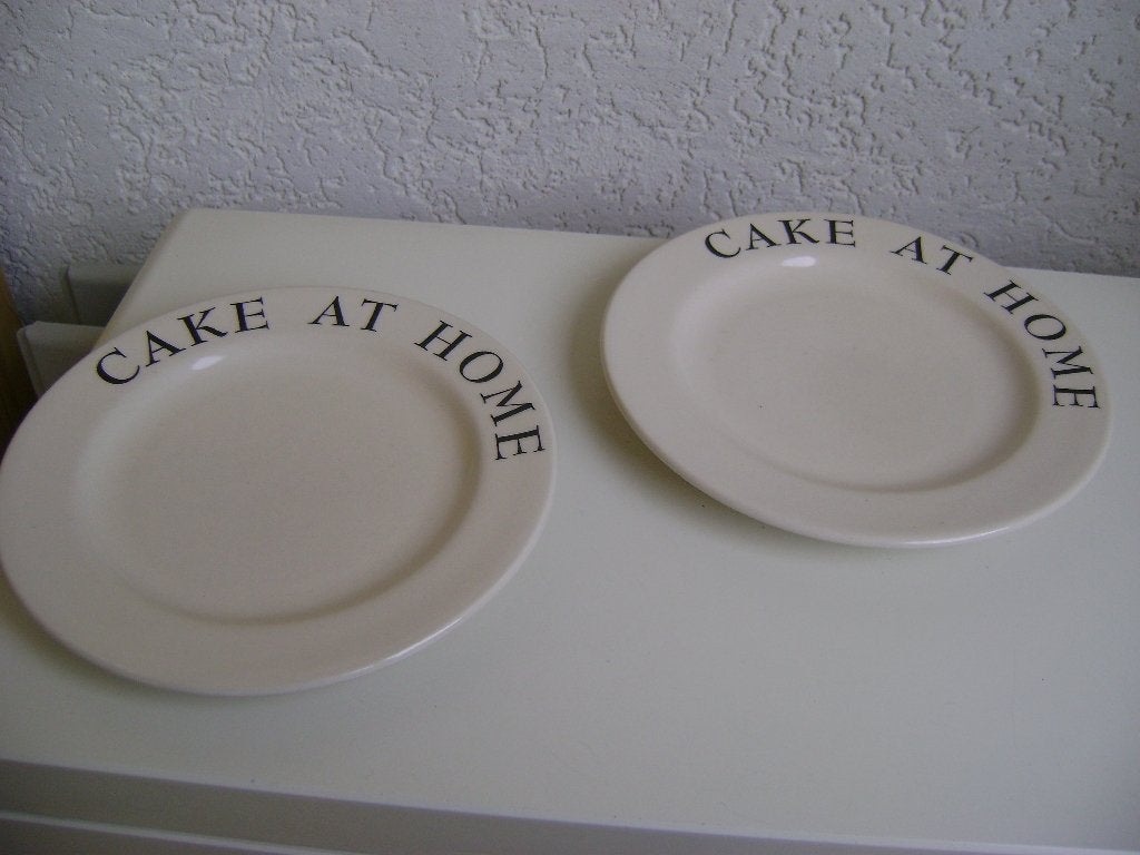 2 borden met cake at home erop 20rond van riviera maison, Overige merken, Ophalen of Verzenden, Zo goed als nieuw, Bord(en)