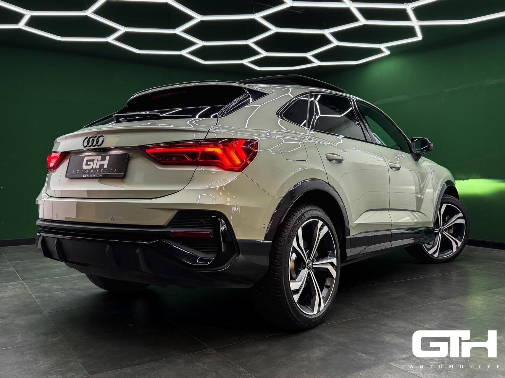 Audi Q3 45 TFSI e S-Line B&O | Keyless | Memory | Pano | 360, Dealer onderhouden, Automatische klimaatregeling, 245 pk, Hybride Elektrisch/Benzine