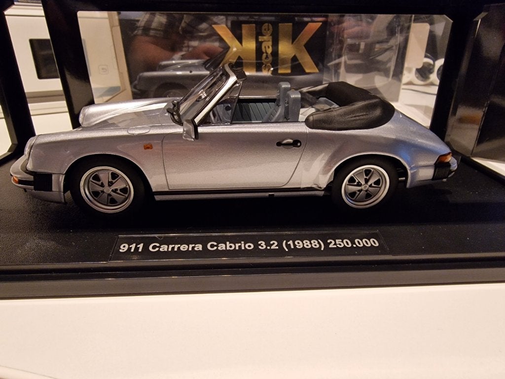 Porsche 911 carrera cabrio 3.2 1988 1/18, Hobby en Vrije tijd, Modelauto's | 1:18, Ophalen of Verzenden, Nieuw, Auto, Overige merken