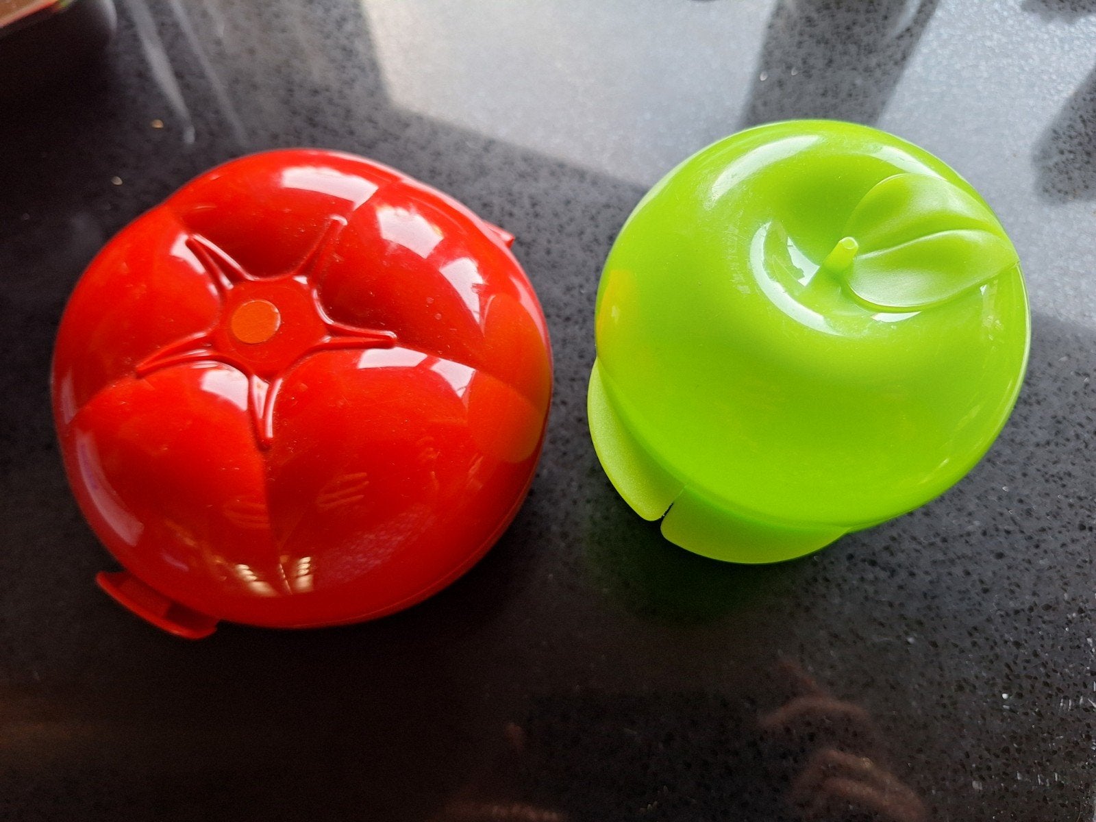 Tupperware tomaat en appel bewaardoosjes, Huis en Inrichting, Keuken | Tupperware, Ophalen of Verzenden, Gebruikt, Groen, Bus of Trommel